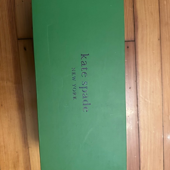 Kate Spade patent leather Kendra Slide in Lilac Moonlight color. Brand new - Picture 4 of 7